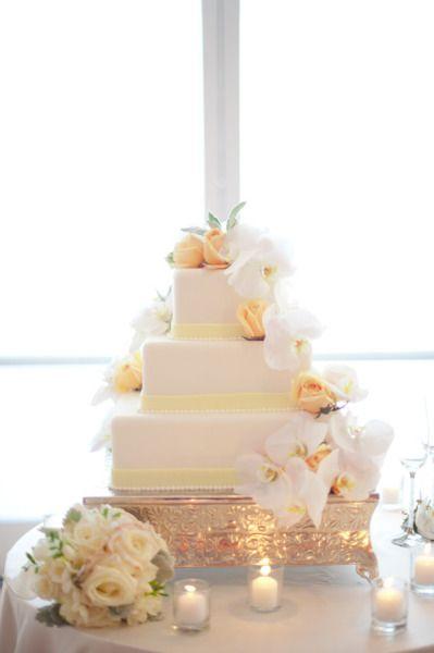 Mariage - White and Pastel Yellow Cake
