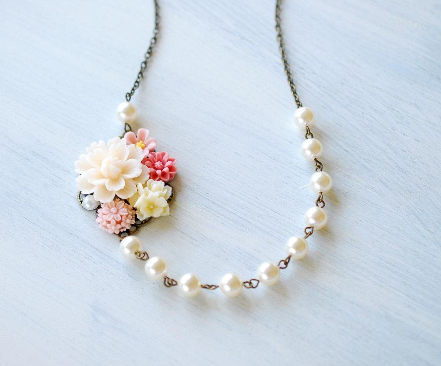 زفاف - Bridal Wedding Cream Pearls Ivory and Pink Flowers Collage Necklace. Cluster Flowers and Pearls Necklace. Bridal Necklace, Bridesmaid Gift