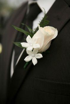 Hochzeit - White Rose Boutonnieres
