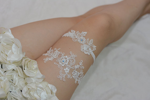 Mariage - bridal garter, wedding garter set, bride garter set,toss garter , something blue garter, beaded floral garter,garters for wedding