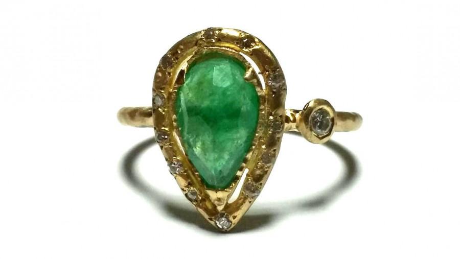 زفاف - Unique Engagement Ring set with central Emerald gemstone and diamond Unusual Gemstone ring Unique Halo ring Solitaire ring Wedding ring