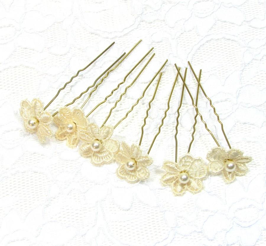Mariage - Lace Flower Bridal Hair Pin. Swarovski Pearl Hair Pin, Bridal Accessories. Listing for one pin.