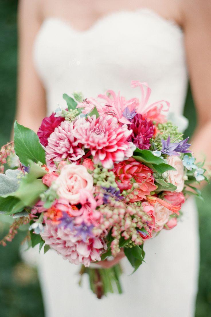 زفاف - Bride With Fuchsia Bouquet