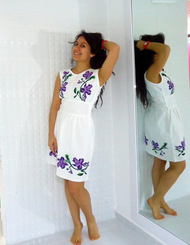 Свадьба - Women's white dress Embroidered White Dress /1980s vintage flowered size M dress and white cotton fabric conversion.