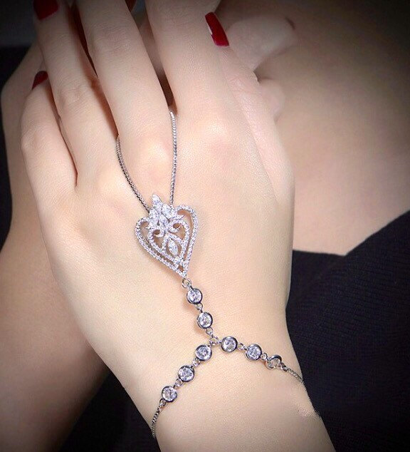Mariage - Crystal art deco bracelet,Hand Chain bracelet, bridal hand chain ring bridal jewelry ring handlet crystal slave ring bracelet