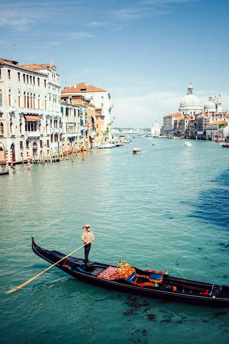Hochzeit - Wonderful Gondola Ride in Italy