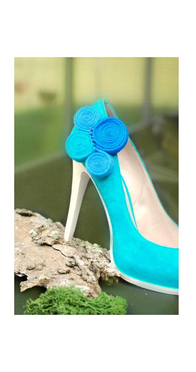 Hochzeit - 2 Electric Neon Blues Shoe Clips. Handmade Swirls, Spring Pantone Fashion, Bridal Bride Bridesmaid Gift, Whimsical Playful Fun Felt Heel Art