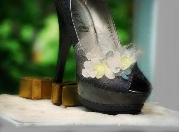 Mariage - Shoe Clips Ivory Grey & Yellow Hydrangeas. Couture Bridesmaid Bride. More: Lavender Celadon Lilac Green Fuchsia Navy. Feathers Tulle Pearls