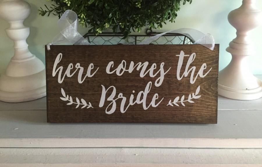 Mariage - Here comes the Bride  - ring bearer sign -  rustic wedding signage - rustic sign -  rustic wooden sign - custom wood sign - stain wood - 01