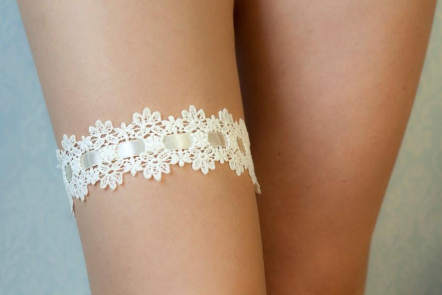Hochzeit - Ivory lace garter, Wedding lace garter, Satin ribbon interwoven garter