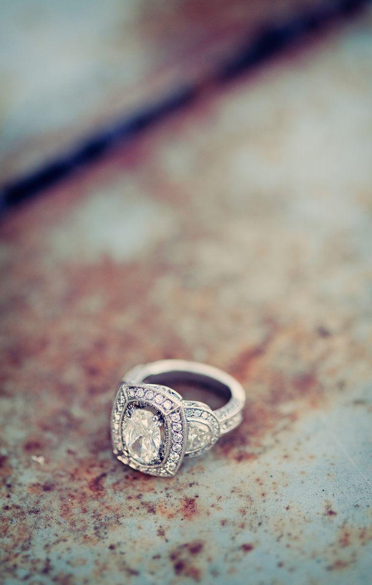 Свадьба - Lovely Oval Shape Wedding Ring