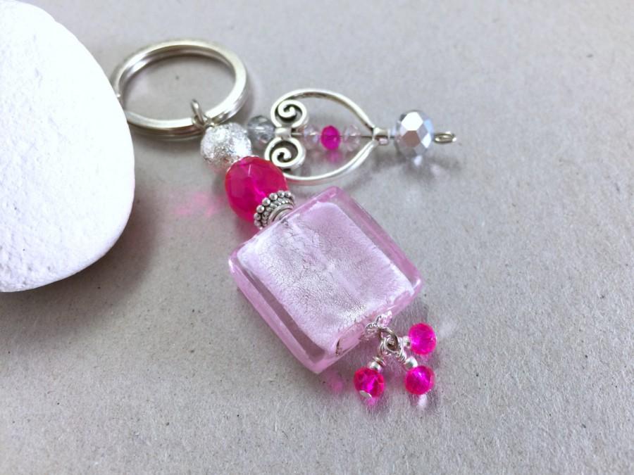 Wedding - Pink handmade glass and silver heart keychain, Pink wedding favor, Baby shower party favor, Boho chic charm, Zipper pull keyring