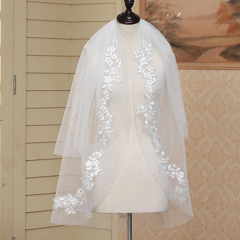Wedding - Vintage Bridal Veil Beautiful wedding veil white short veil in handmade veil with comb two tiers