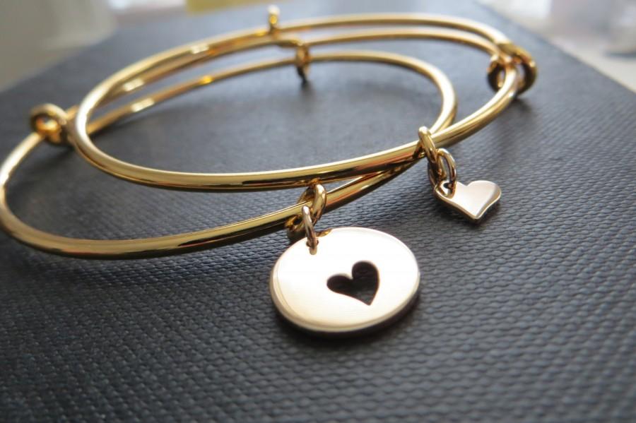 Mariage - Mother of the bride gift, mother daughter bangle, mom and daugnter heart bracelet, heart cutout charm, expandable, mother of the groom