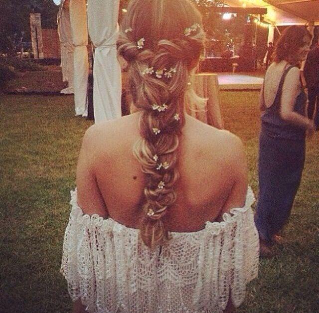 Hochzeit - ラプンツェルの髪型にしたい！三つ編みとお花で夢をかなえるヘアアレンジ♡