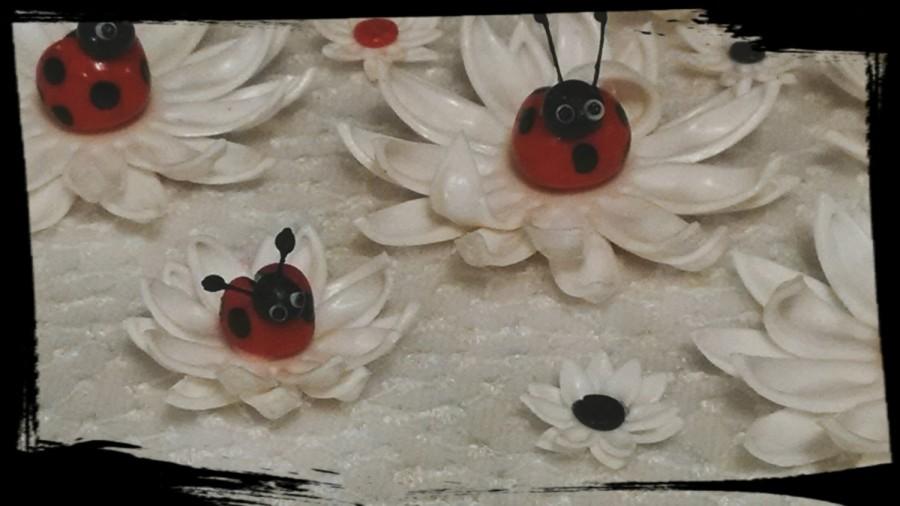 Hochzeit - 24 Edible DAISY and 16 Ladybugs / gum paste / fondant flowers / sugar flowers / cake or cupcake decorations / cake or cupcake topper