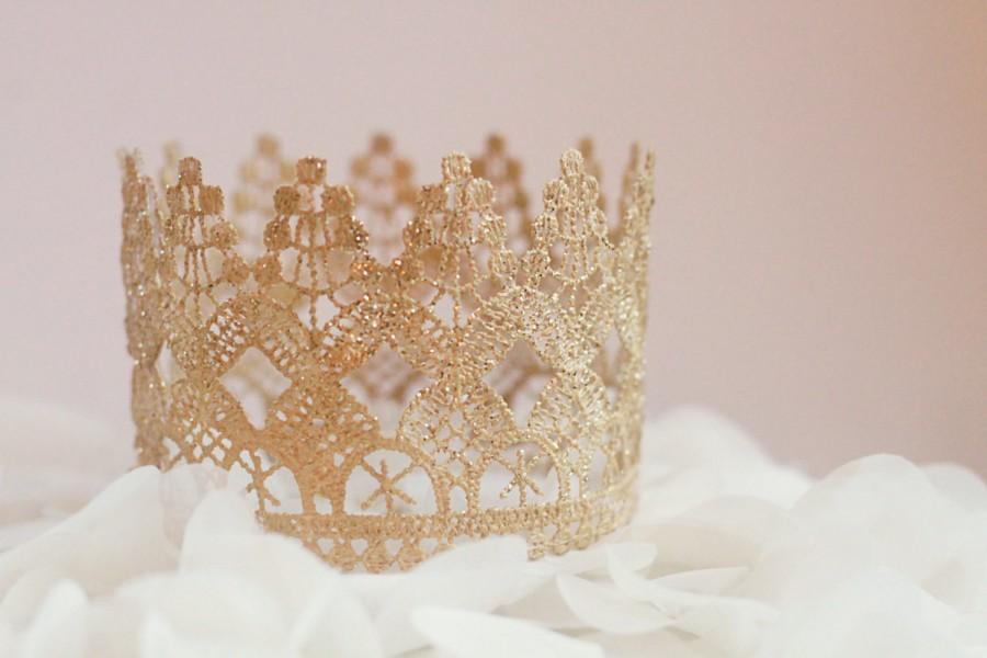 Свадьба - Small Windsor cake topper, Tall Lace crown, "Windsor" crown photography prop, princess party,  gold crown, birthday party decoration