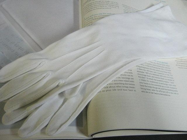 Hochzeit - Ladies White Vintage Gloves