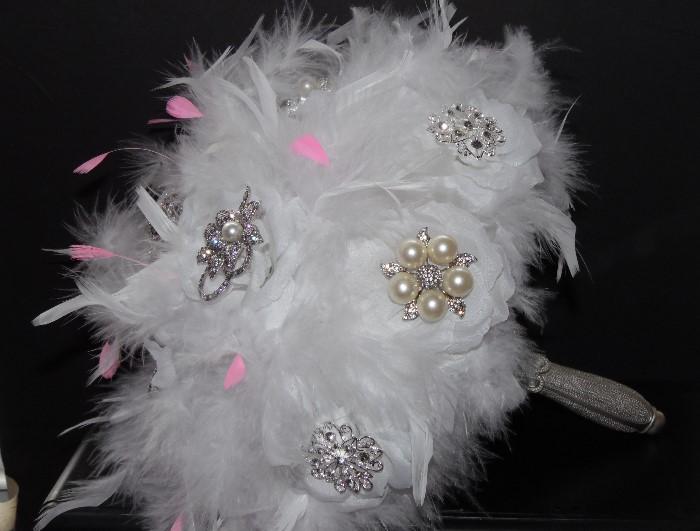 Hochzeit - Feather Brooch Bridal Bouquet