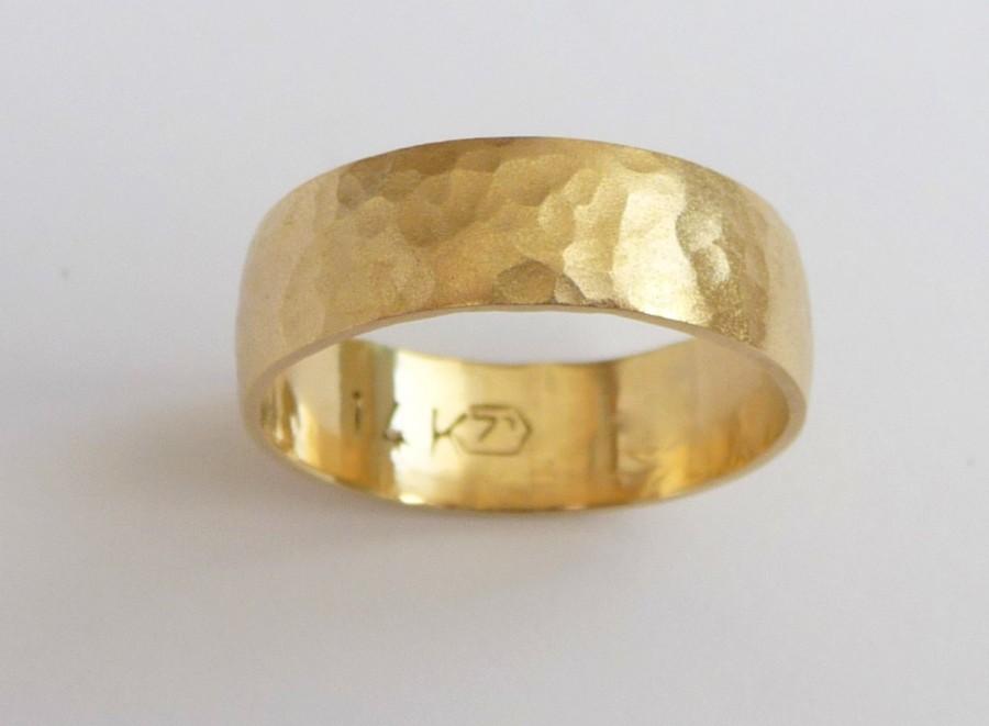 Mariage - Men's Wedding band 14k gold Wedding ring hammered sandblast finish yellow gold ring 6mm wide