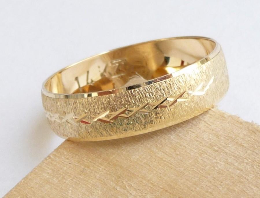Mariage - Gold wedding band men women wedding ring with deep sandblast finish and a row of stars wedding ring