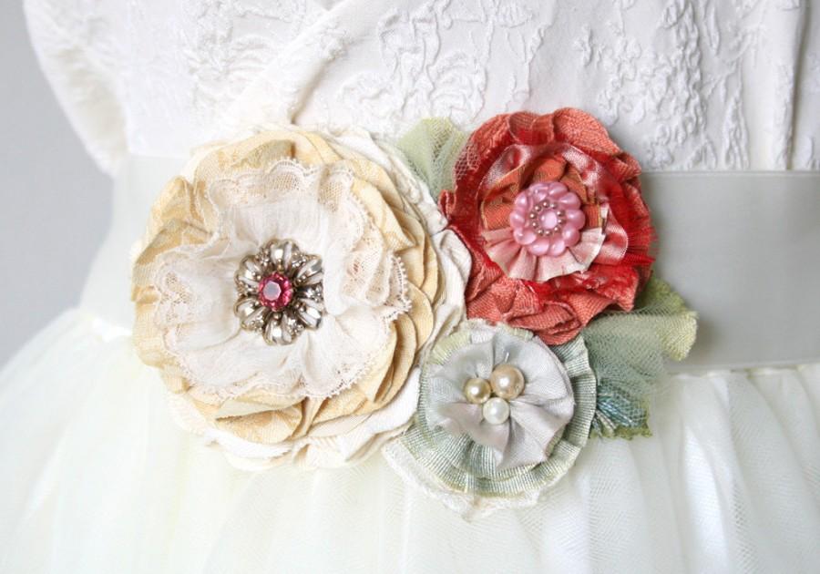 زفاف - Bridal Sash with Fabric Flowers in Coral, Mint, Light Yellow, Floral Bridal Belt, Colorful Bridal Sash, Wedding Sash, Vintage Garden Wedding