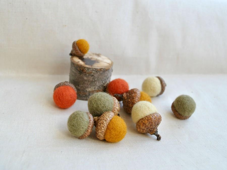 زفاف - Decor 10 needle felted wool acorns
