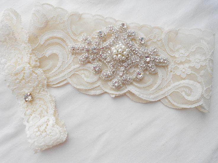 Свадьба - Wedding Garter Set Ivory Or Lite Ivory Stretch Lace Bridal Garter Set With Classic Pearls And Rhinestones