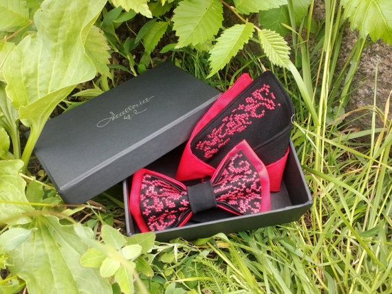 Hochzeit - Red black embroidered bow tie and matching pocket square Pre folded Noeud papillon rouge noir et correspondant pocket à la place de poche