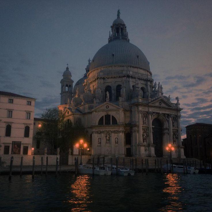 زفاف - Monika Caban On Instagram: “Peaceful Evening On The Grand Canal.   Romanticdestination   ”