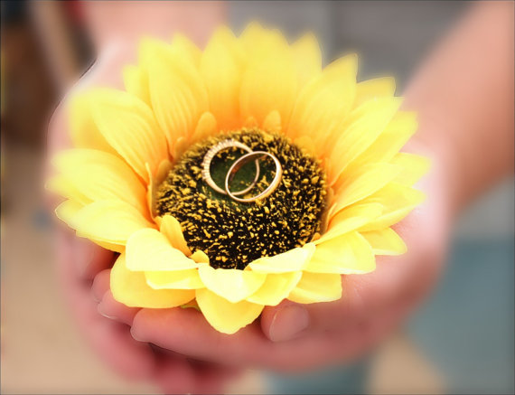 Hochzeit - Yellow Sunflower ring Dish, holder Ring bearer, Wedding rings storage, sunflower wedding, wedding decoration, Wedding Gift, Sunflower ring
