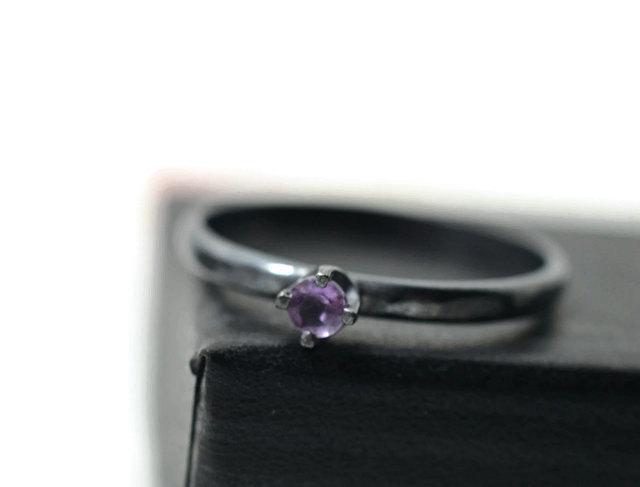 زفاف - Tiny Amethyst Ring, Minimalist Ring, Blackened Silver, Dark Charcoal Grey, Engagement Ring, Oxidized Silver Ring, Purple Gemstone Ring