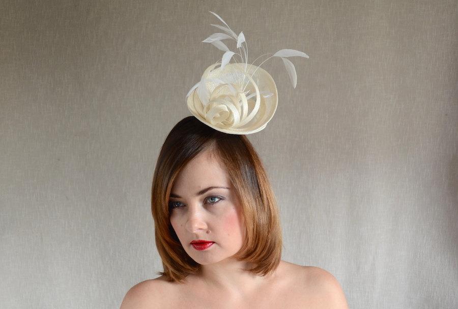 Hochzeit - Ivory Bridal Fascinator - White Wedding Hat