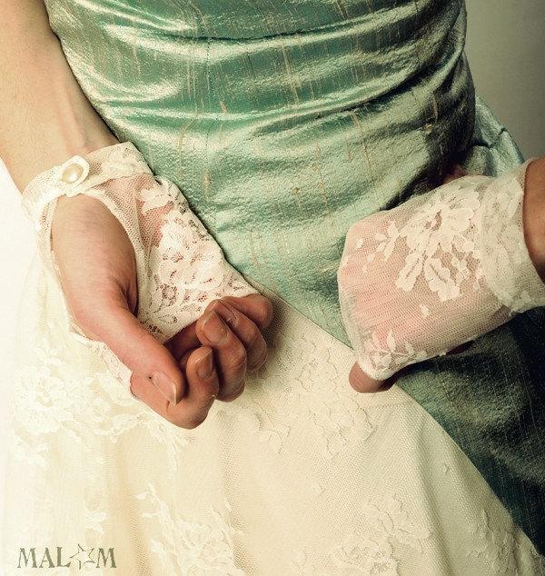Mariage - Wedding gloves - Off-white fingerless lace gloves - Bridal lace gauntlets