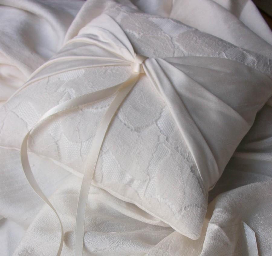 زفاف - Ivory Ring Bearer Pillow/Cushion in Lace and Pure Raw Silk - Classic Style