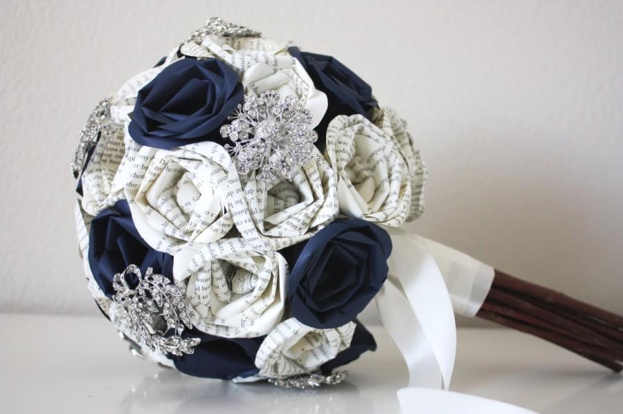 Hochzeit - Navy Blue Book Page Rose Bouquet