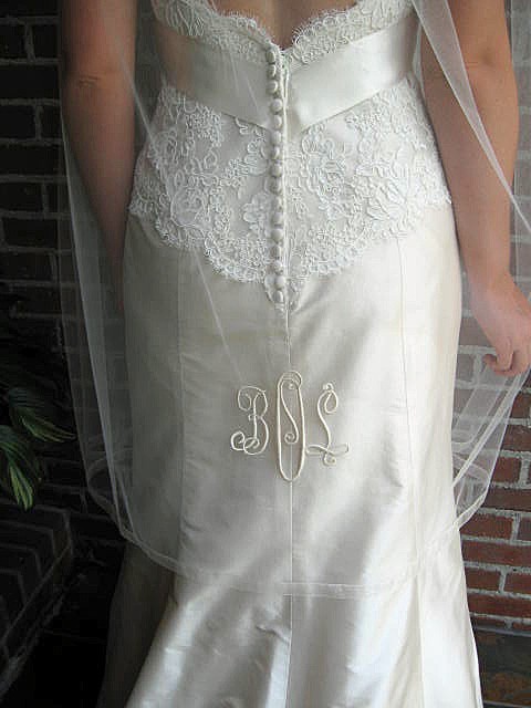 زفاف - Bridal Veil Personalized with embroidered  monogrammed Fingertip length with organza ribbon edge