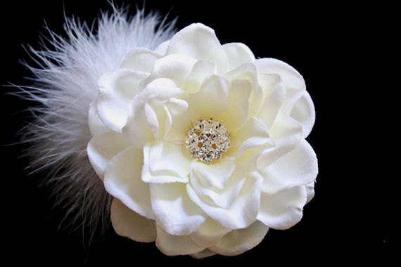 Свадьба - Ivory Wedding Flower Bridal Hair Clip Ivory Hair Flower Wedding Hair Accessory Bridal Flower Headpiece Feather Hairpiece Gardenia Fascinator