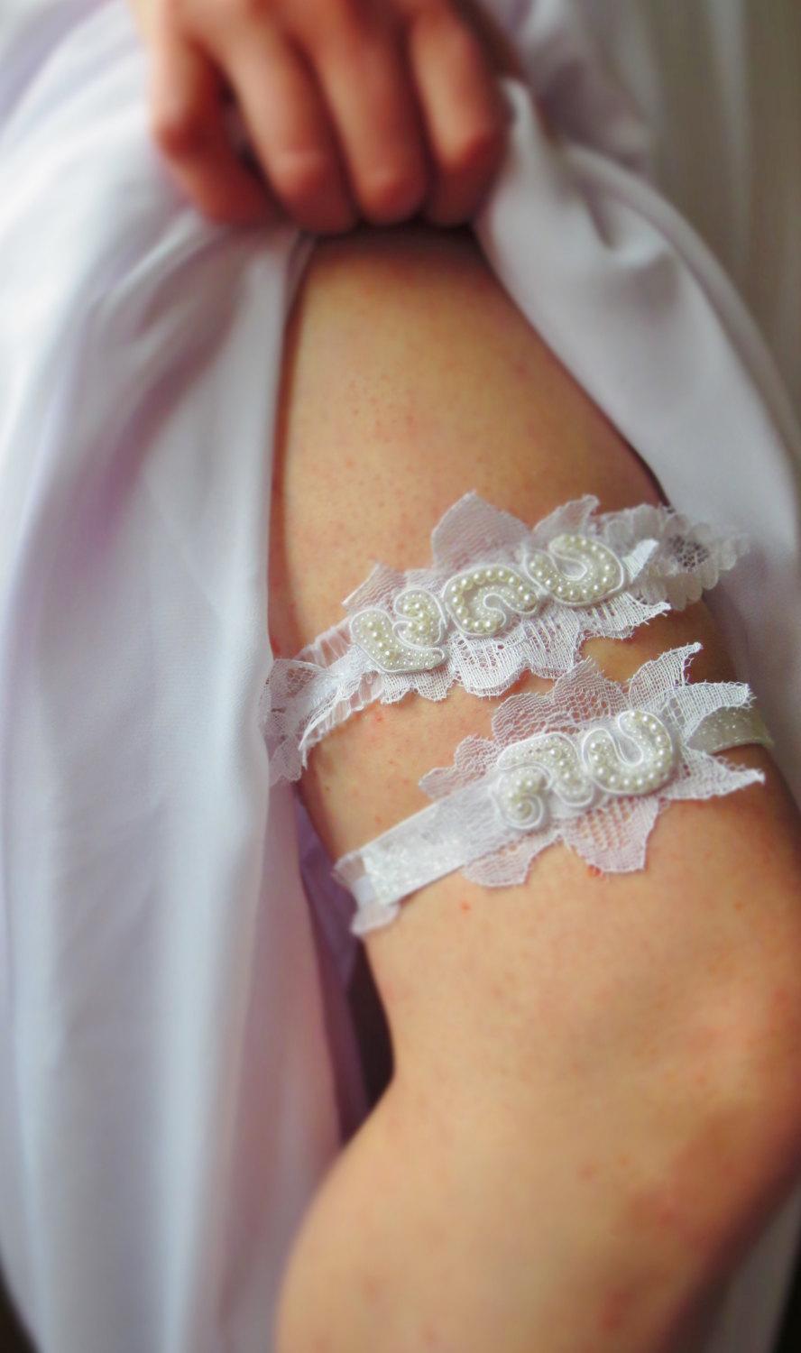 Свадьба - Simple White Pearl, Lace and Ruffle Wedding Garter set- Keepsake and Toss away White ruffle garters w/ floral lace applique and pearl accent