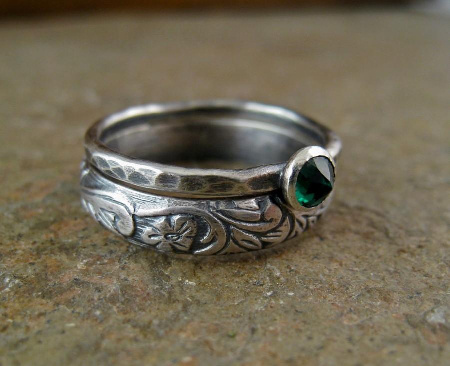 Mariage - Emerald Wedding Rings Lab Emerald Engagement Ring Set Wedding Bands Green Emerald Ring Flower Sterling Silver Wedding Rings Set