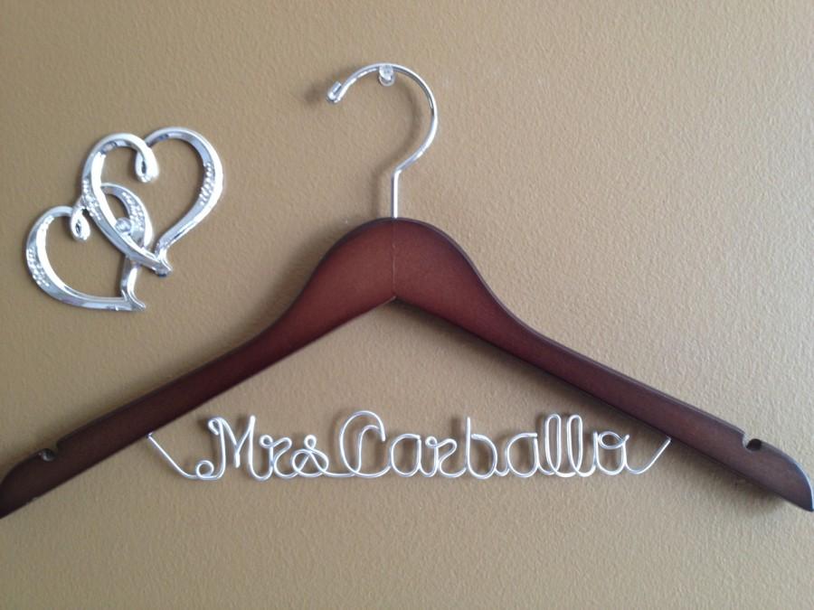 Свадьба - Personalized Custom Bridal Hanger, Bridal Hanger one line, Brides Hanger, Bride, Name Hanger, Wedding Hanger, Personalized Bridal Gift,