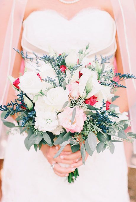 زفاف - Classic Rose Bouquet With Blue Accents  