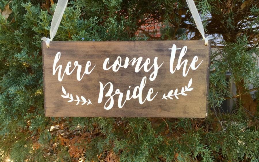 Mariage - Here comes the Bride sign - Flower girl sign - ring bearer sign - Here comes your bride sign - Rustic wedding sign -  Wood wedding sign - 01