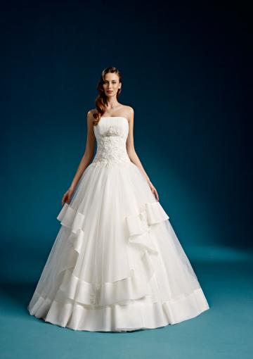 Mariage - Tulle Sleeveless Appliques White Strapless Beads Ball Gown Lace Up Sweep