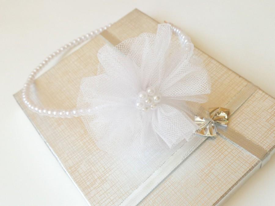 Mariage - Pearl tiara with white tulle flower, bridal hairband with plastic pearl and flower, wedding tiara, simple and elegant tiara, bridesmaid gift