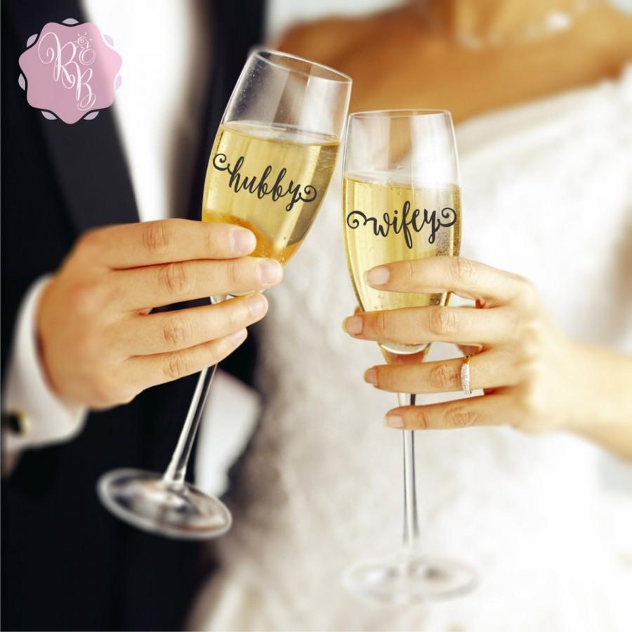 Свадьба - Wedding Champagne Flute Decals - Hubby Wifey - Wedding Decal Wedding Stickers Bride And Groom Champagne Flutes Decal Decoration