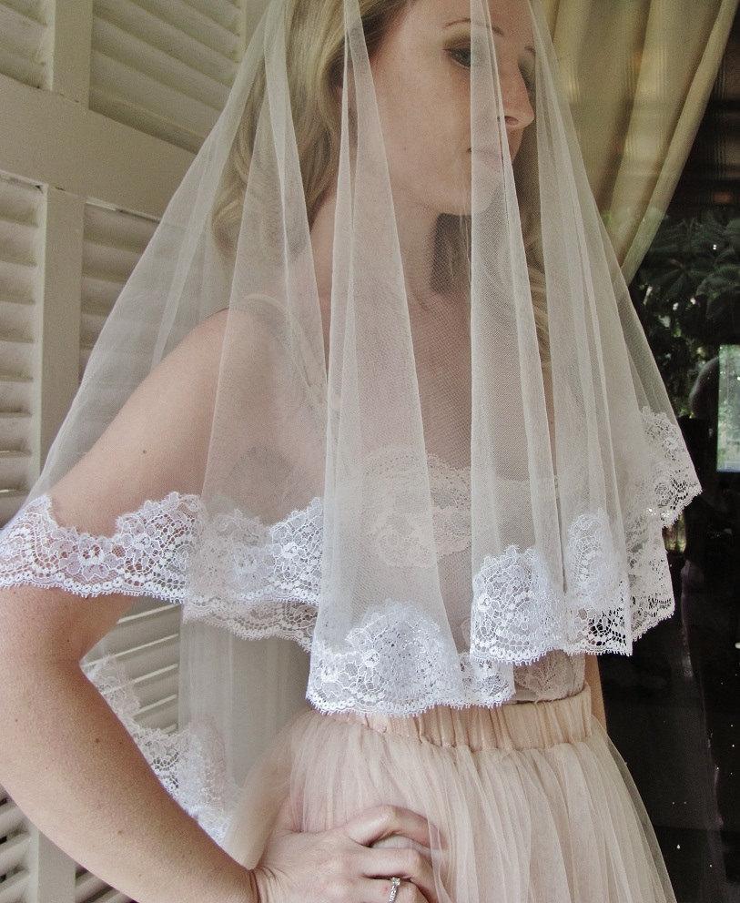 Mariage - Fifth Element White wedding veil with Beautiful French lace edges white mantilla veil white lace veil white tulle veil