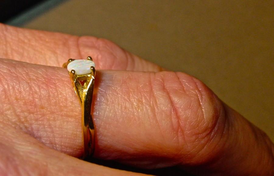 زفاف - Dainty Opal engagement ring.10K Solid Gold. Genuine Solid White opal. Lovely Vintage Engagement Ring, Wedding Ring, Cocktail ring