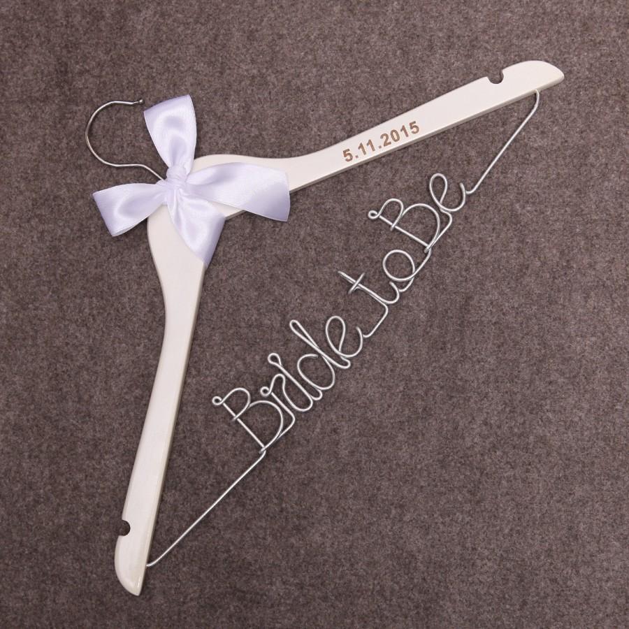 Свадьба - Bride to be Mrs hanger Personalized Wedding Hanger, bridesmaid gifts, name hanger, brides hanger bride gift,bride hanger for wedding dress