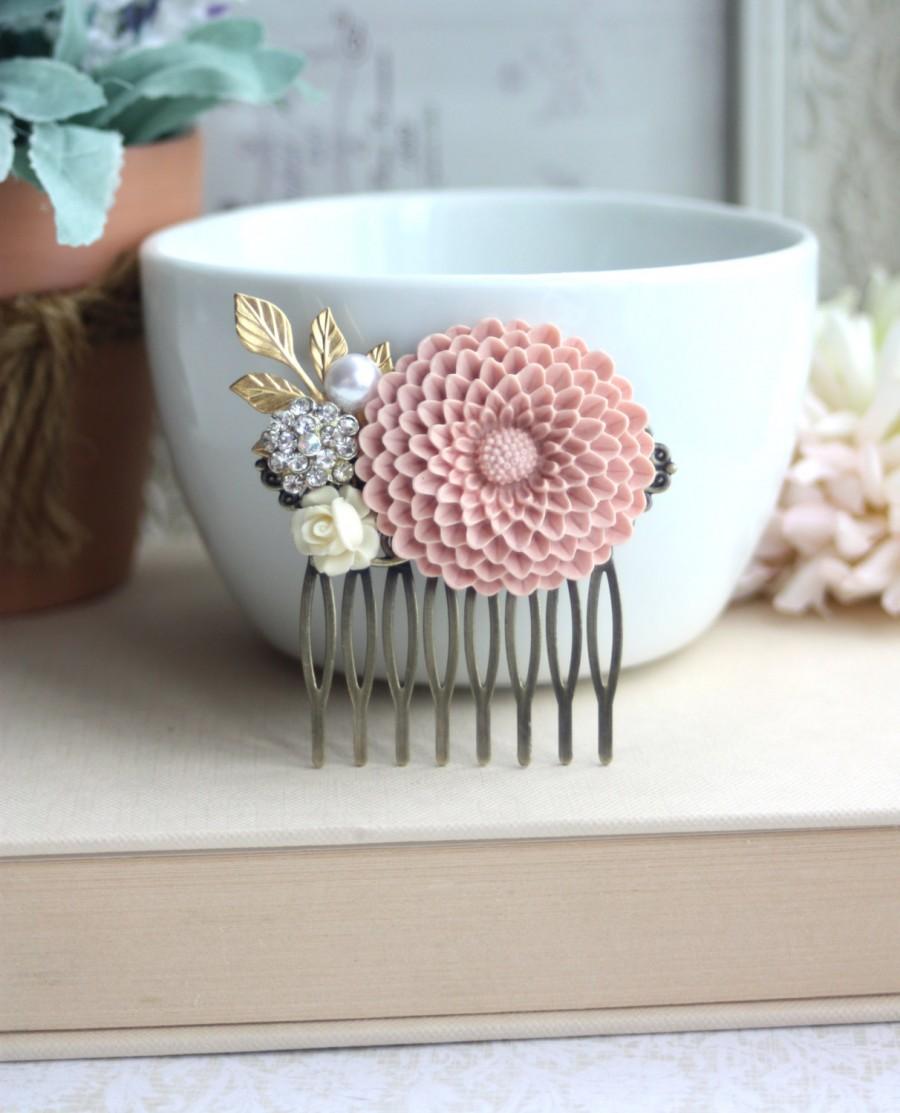 Свадьба - A Powder Blush Pink Chrysanthemum Flower, Ivory Rose, Gold Leaf, Pearl Antiqued Brass Hair Comb. Pink Wedding Comb. Bridesmaids Gift.